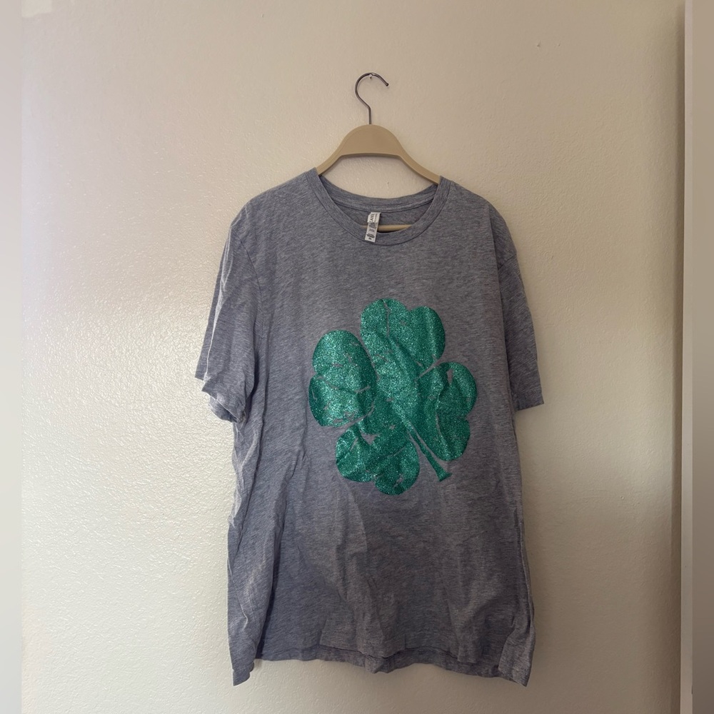 Gray T-Shirt canvas women size 2xl with glitter shamrock